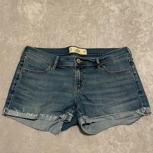 Hollister Mid Rise/Midi Shorts, Mid/Medium Dark Wash, 4 inch inseam